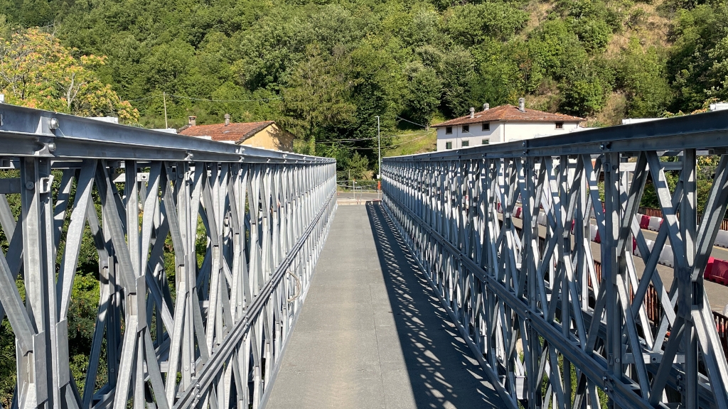 Pont en acier Acrow installé dans la région de Toscane en Italie.