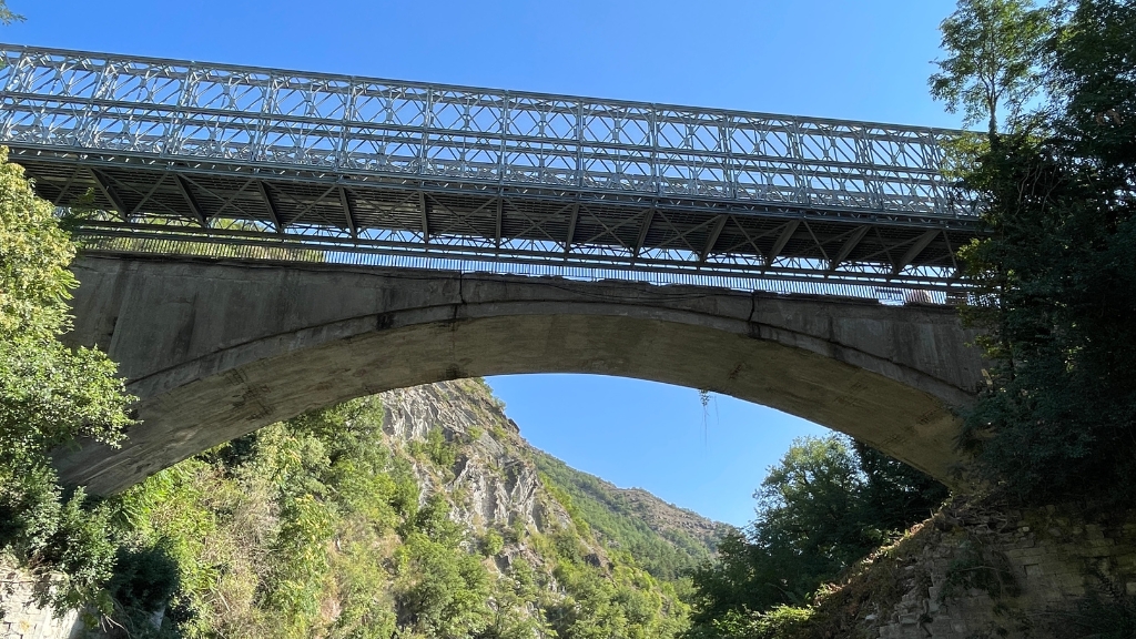 Un pont modulaire en acier Acrow a été installé au-dessus de la rivière Santerno dans les Apennins toscans en Italie pour assurer la circulation pendant un long projet de réhabilitation d'un pont structurellement déficient.